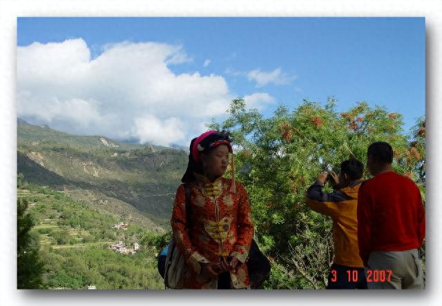 在甲居藏寨看丹巴美女「张一冰」