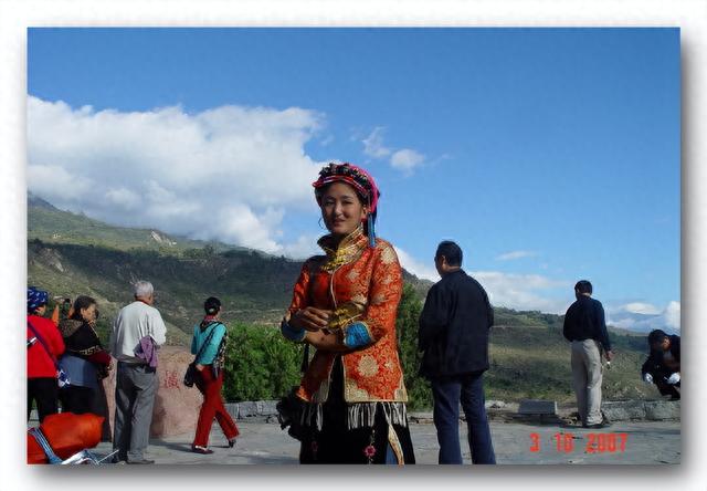 在甲居藏寨看丹巴美女「张一冰」