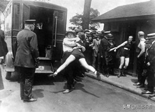 老照片：泳装美女被警察抓捕，被当成路标的德军尸体