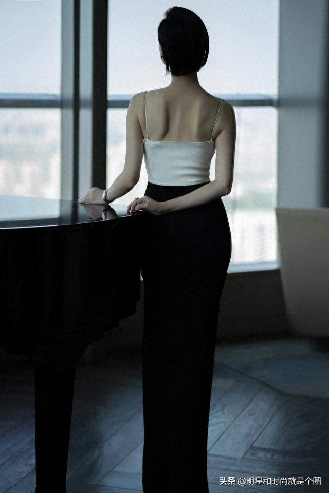 短发造型的倪妮上演诱人背影杀，黑白礼服呈现完美S形身材