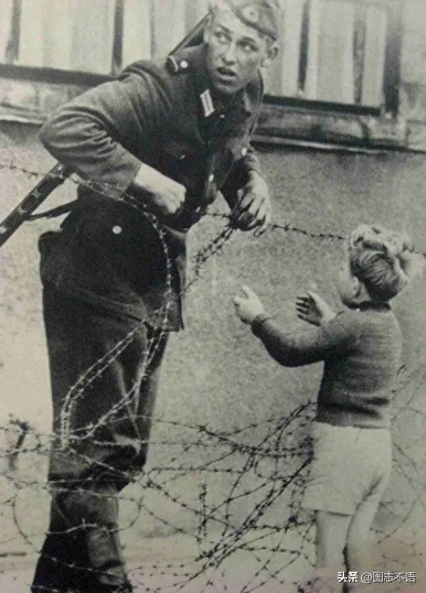 老照片：泳装美女被警察抓捕，被当成路标的德军尸体