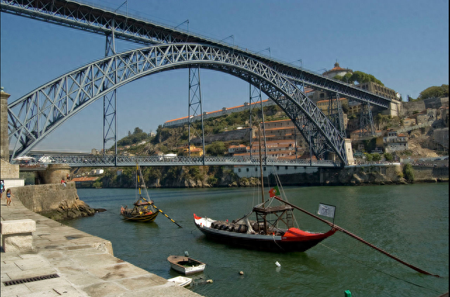 巴西醉酒女游客在葡萄牙裸体跳河，桥高45米她却毫发无损