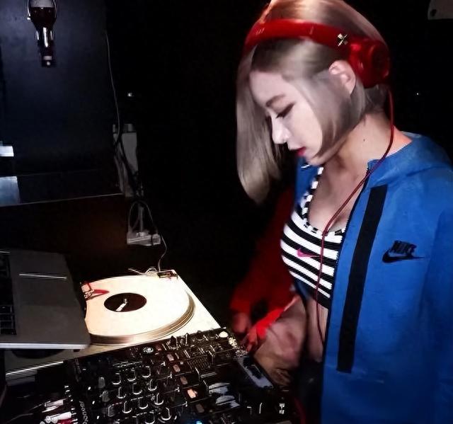 韩国美女DJ日本演出被摸胸，男女都有，网友：看穿着不像正经人