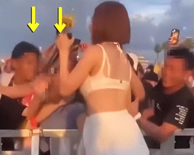 韩国美女DJ日本演出被摸胸，男女都有，网友：看穿着不像正经人
