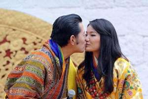 不丹美女-佩玛王后穿不丹民族服饰惊艳四座，穿现在装暴露缺点，脖子太短