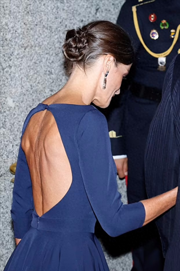 西班牙王后大露背新造型引热议！肩胛骨凸出好奇怪，这次真是翻车