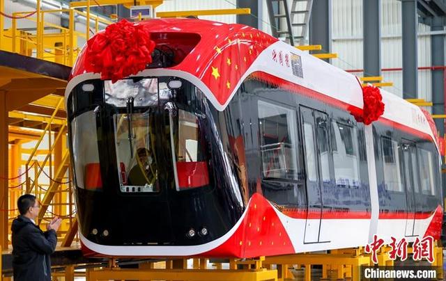 中国首条永磁磁浮技术工程示范线列车在武汉下线