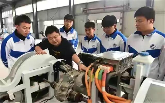 中国技术工人短缺千万，技术工种告急，为什么国人不愿意上技校？