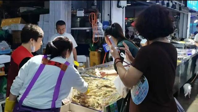 探访济南海鲜大市场——节前市民争抢“鲜”梭子蟹海虾成“爆品”
