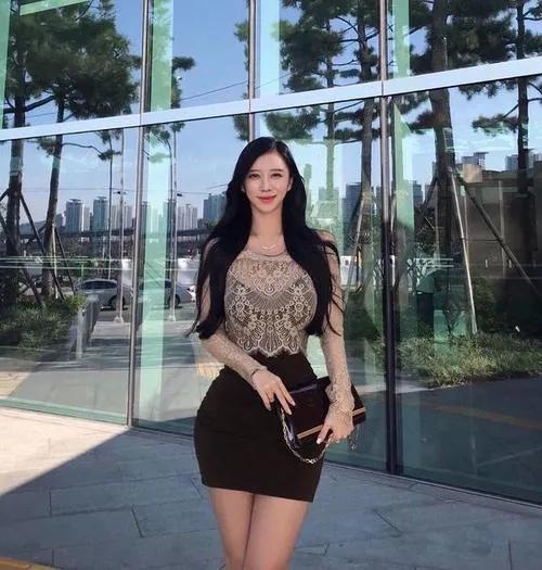 韩国九头身美女，D罩杯加蜂腰翘臀大长腿，被称为“真人版女帝”