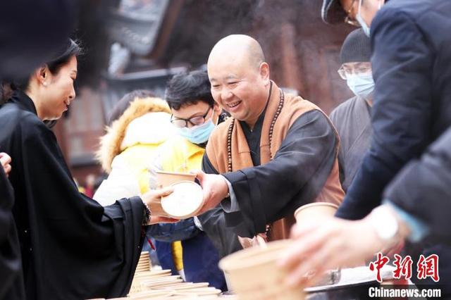 上海百年古刹玉佛禅寺举行迎新春腊八赠粥祈福活动