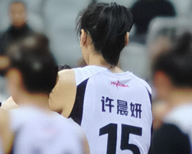 恭喜！中国女篮又一2米新星崛起，12+8力压女奥尼尔，郑薇考察她
