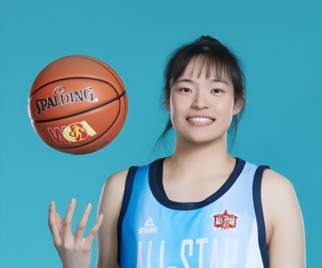恭喜！中国女篮又一2米新星崛起，12+8力压女奥尼尔，郑薇考察她