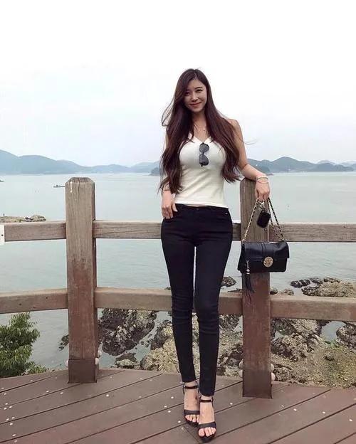 韩国九头身美女，D罩杯加蜂腰翘臀大长腿，被称为“真人版女帝”