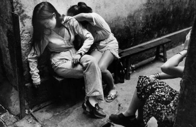 珍贵的深圳老照片，扫黄行动中被抓的小姐，城中村里面等客的女人