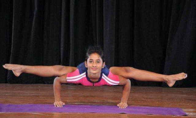 印度瑜伽美女1分钟，完成15个高难动作，破世界纪录