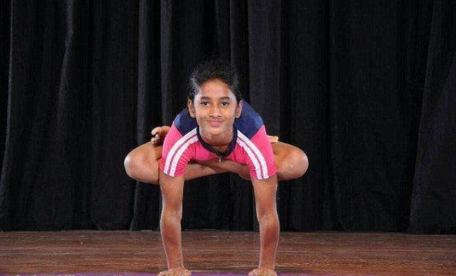 印度瑜伽美女1分钟，完成15个高难动作，破世界纪录