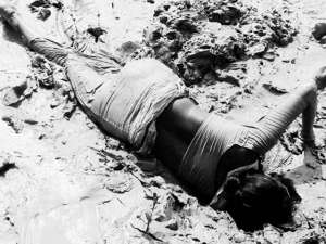 美女扎泥坑(1999年女同学掉进泥坑，在河边洗澡让我望风，不慎溺水我冲了过去)