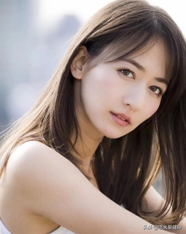 31岁混血美女宫河麻耶,拥有高挑纤细身材,4个动作练出完美翘臀