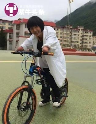 无手女孩“握”缰策马起舞，网友：热爱让你长出翅膀