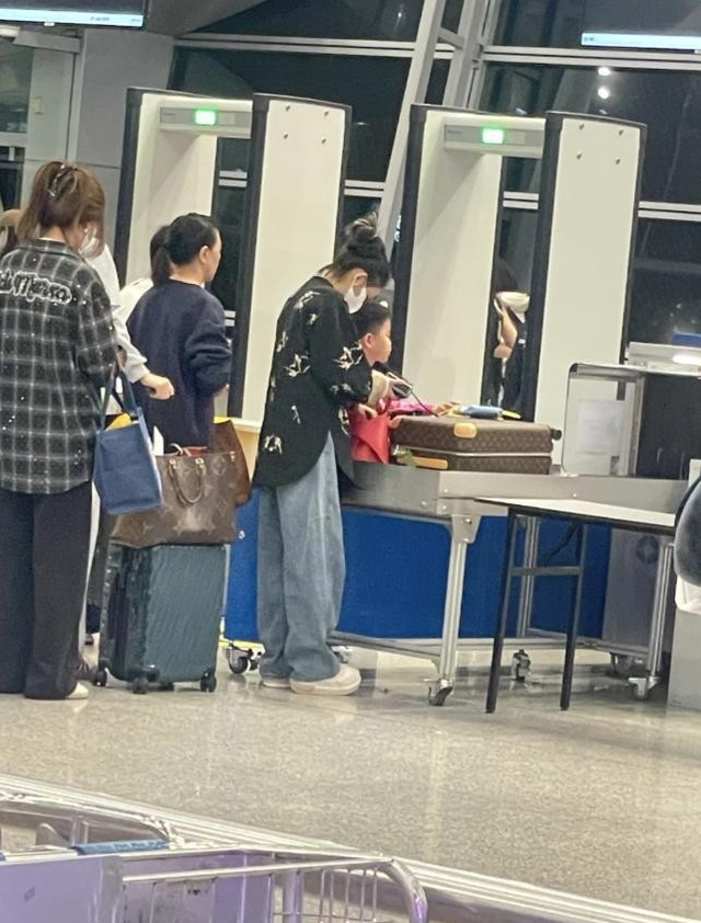 佟丽娅带儿子度假,9岁朵朵个头猛蹿瘦好多,可惜还是更像陈思诚