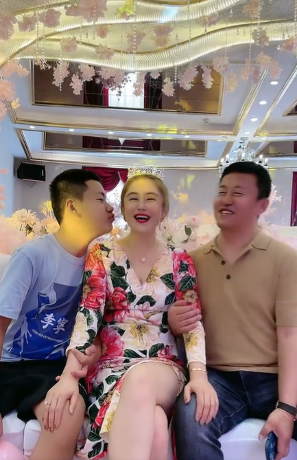 长贵小19岁娇妻生日太豪华,穿深v长裙身材火辣,获56岁丈夫献吻