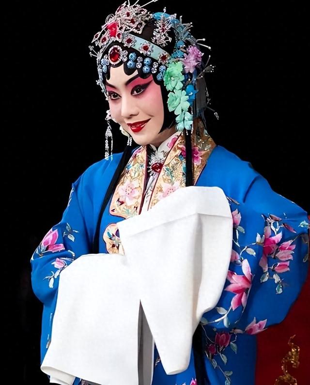 她是公认的京剧第一美女!到底有多美?这些戏服照,惊艳了全世界