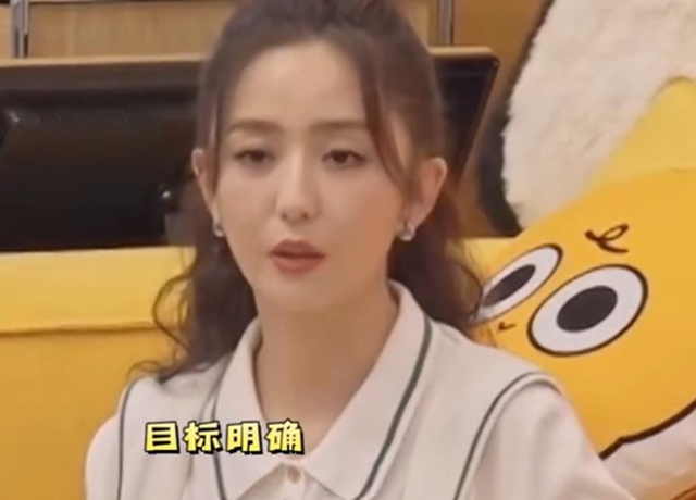 佟丽娅带儿子度假,9岁朵朵个头猛蹿瘦好多,可惜还是更像陈思诚