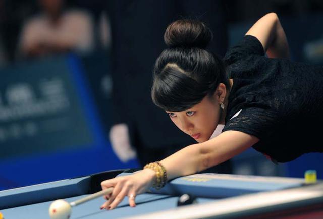 桌子旁的美女,世界最美的台球女神