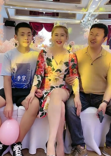 长贵小19岁娇妻生日太豪华,穿深v长裙身材火辣,获56岁丈夫献吻