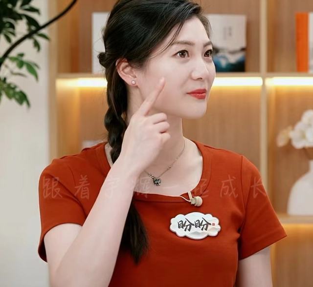 美女猴盼盼!一上播就自我介绍:大家好,我是与辉同行的猴