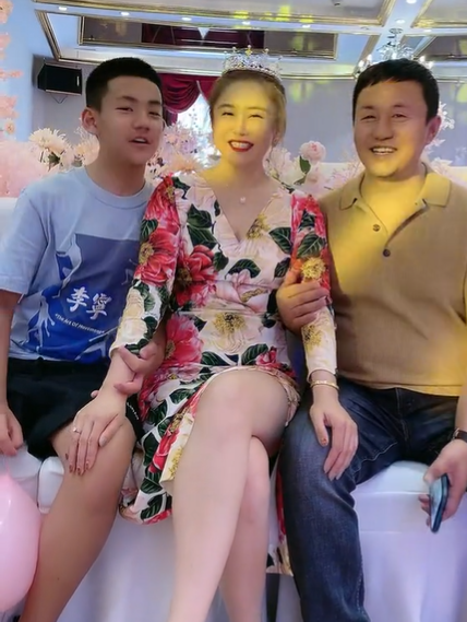 长贵小19岁娇妻生日太豪华,穿深v长裙身材火辣,获56岁丈夫献吻