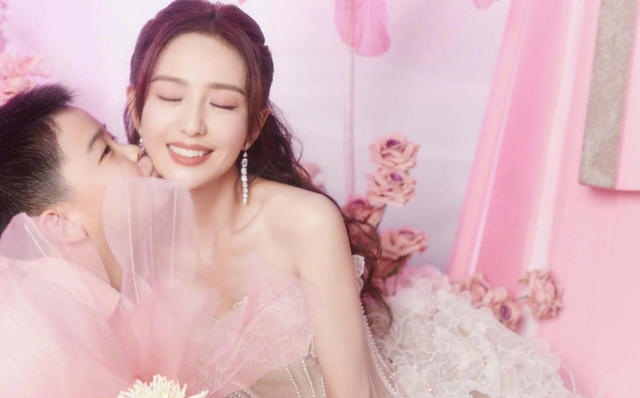 佟丽娅带儿子度假,9岁朵朵个头猛蹿瘦好多,可惜还是更像陈思诚