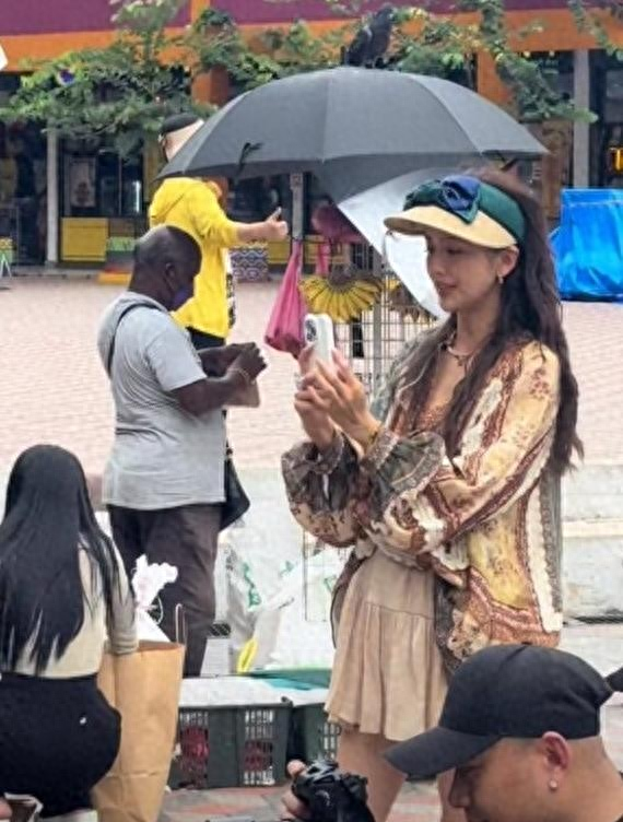 佟丽娅带儿子度假,9岁朵朵个头猛蹿瘦好多,可惜还是更像陈思诚