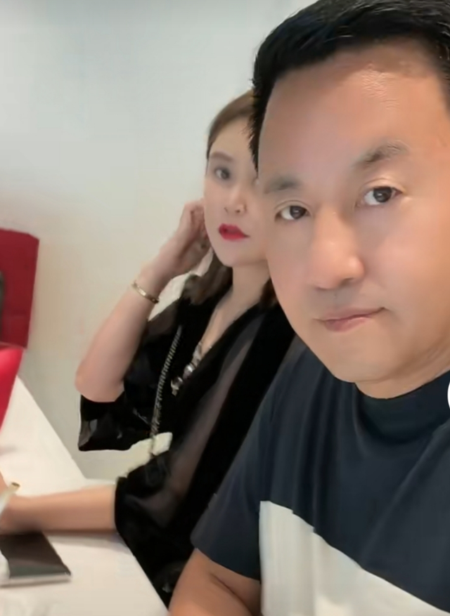 长贵小19岁娇妻生日太豪华,穿深v长裙身材火辣,获56岁丈夫献吻