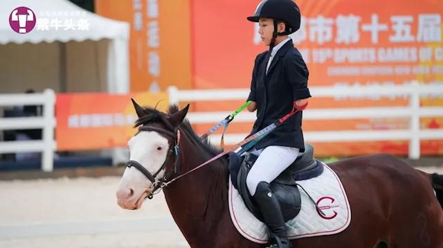 无手女孩“握”缰策马起舞，网友：热爱让你长出翅膀
