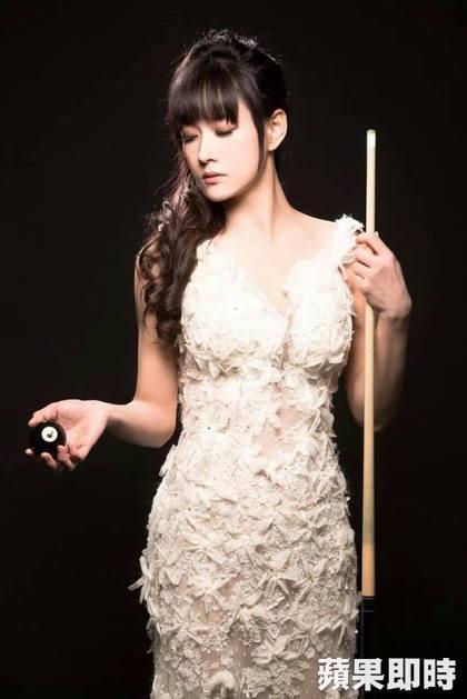 桌子旁的美女,世界最美的台球女神