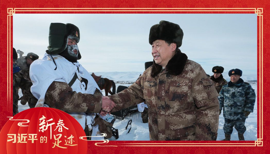 2014年1月26日,农历新年前夕,习近平来到祖国边疆的内蒙古阿尔山,迎风踏雪慰问在边防线上巡逻执勤的官兵。