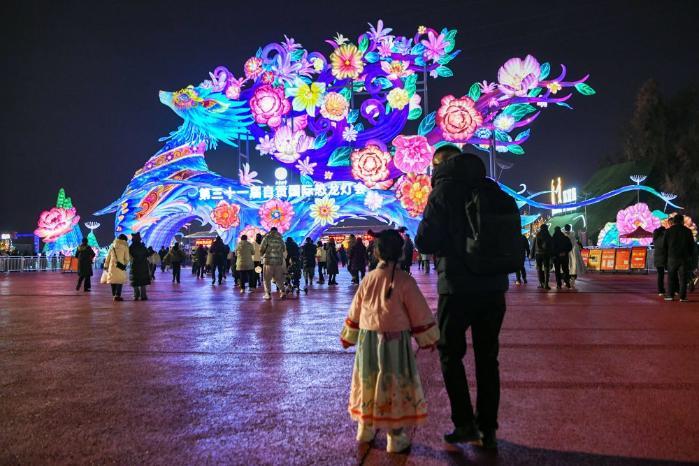 文化中国行·镜头里的非遗年|非遗灯会耀新春