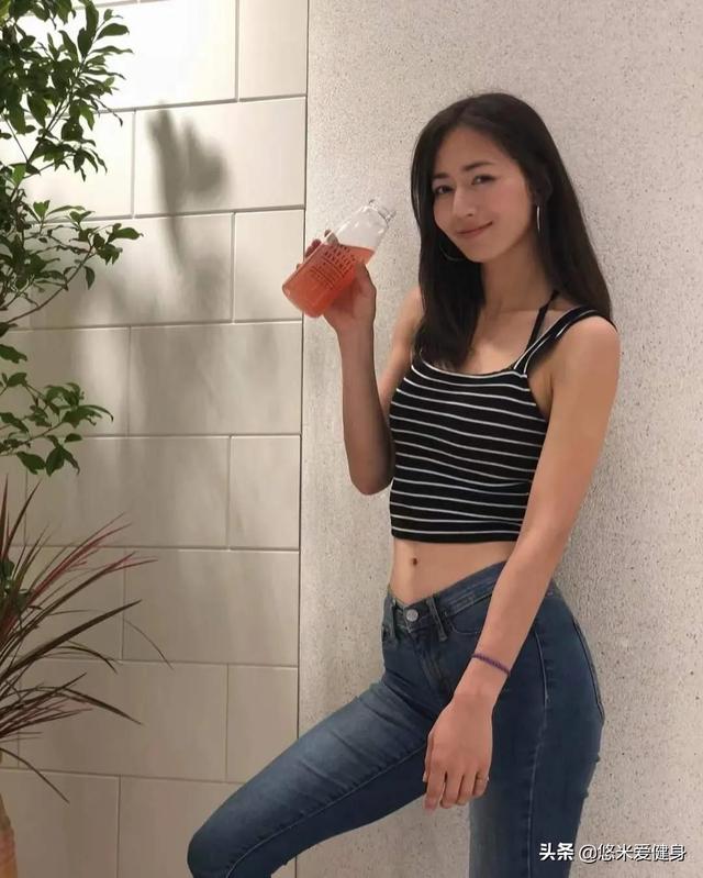 31岁混血美女宫河麻耶,拥有高挑纤细身材,4个动作练出完美翘臀