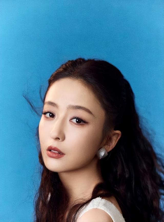 佟丽娅带儿子度假,9岁朵朵个头猛蹿瘦好多,可惜还是更像陈思诚