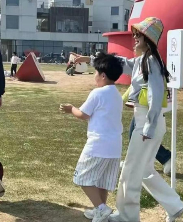 佟丽娅带儿子度假,9岁朵朵个头猛蹿瘦好多,可惜还是更像陈思诚