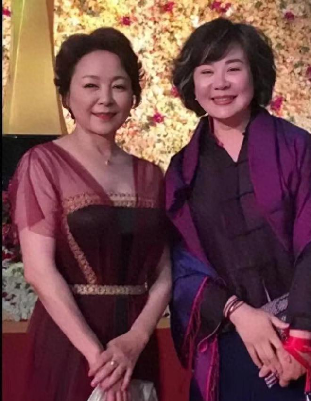 看丛珊和张瑜同框,发现60+女人:脸得圆,衣收腰,首饰戴2种好看