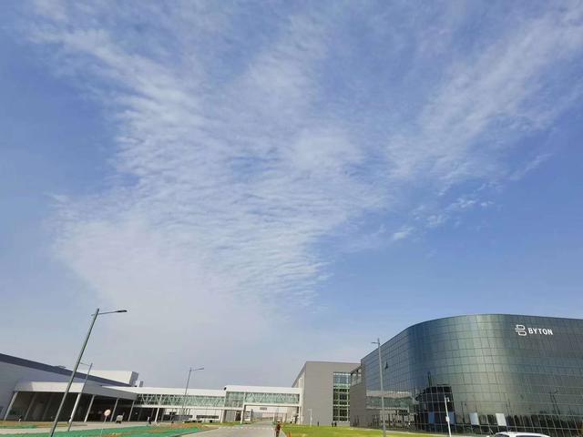 造车新势力消亡史:定做制服花费60万,给创始人老婆发工资