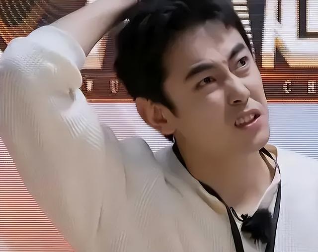 笑疯了!纪凌尘被大家吐槽口臭,自觉安排口气清新剂。太埋汰了!