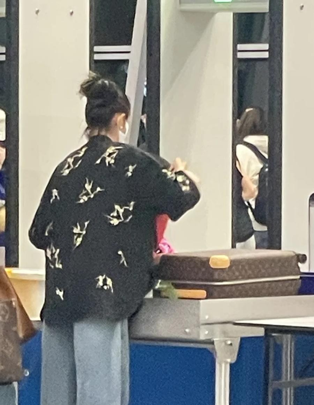 佟丽娅带儿子度假,9岁朵朵个头猛蹿瘦好多,可惜还是更像陈思诚