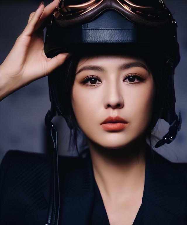 佟丽娅带儿子度假,9岁朵朵个头猛蹿瘦好多,可惜还是更像陈思诚