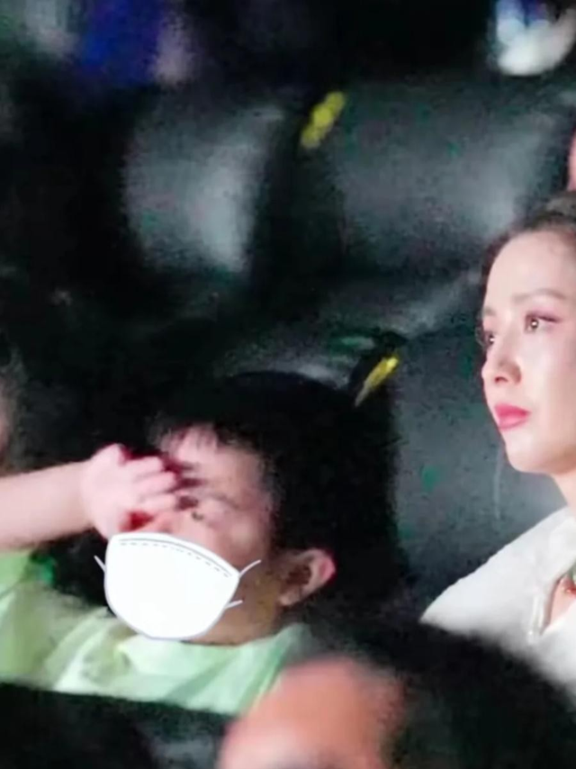 佟丽娅带儿子度假,9岁朵朵个头猛蹿瘦好多,可惜还是更像陈思诚