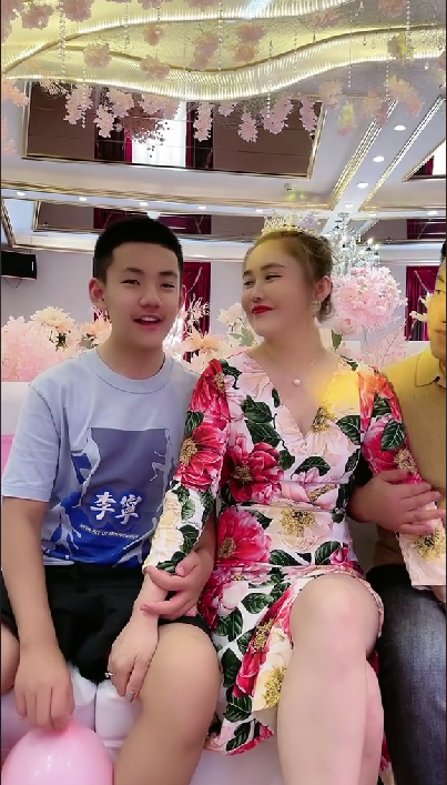 长贵小19岁娇妻生日太豪华,穿深v长裙身材火辣,获56岁丈夫献吻