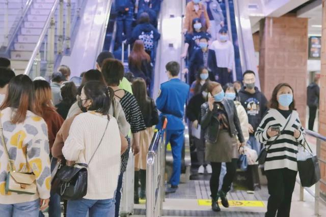 她在地铁站丢了一只鞋子，结果……